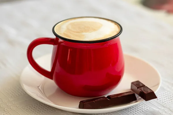 Copo Vermelho Cappuccino Chocolate Mesa Close — Fotografia de Stock