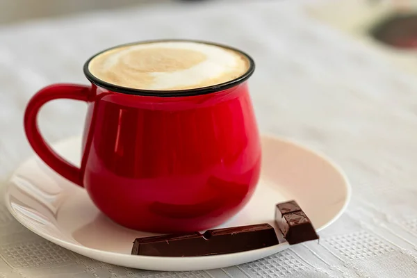 Rote Tasse Cappuccino Und Schokolade Großaufnahme Auf Dem Tisch — Stockfoto