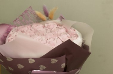 Marshmallow buketi el işi kağıdının içinde. Zephyr gül çiçekleri.