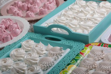 Çeşitli şekil ve renklerde ev yapımı marşmelovlar tepsilerin üzerine serilmiştir. Paketlemeden önce Zephyr 'in stabilize edilmesi.