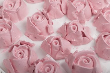 Çeşitli şekil ve renklerde ev yapımı marşmelovlar tepsilerin üzerine serilmiştir. Paketlemeden önce Zephyr 'in stabilize edilmesi.