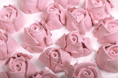 Çeşitli şekil ve renklerde ev yapımı marşmelovlar tepsilerin üzerine serilmiştir. Paketlemeden önce Zephyr 'in stabilize edilmesi.