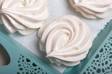 Çeşitli şekil ve renklerde ev yapımı marşmelovlar tepsilerin üzerine serilmiştir. Paketlemeden önce Zephyr 'in stabilize edilmesi.