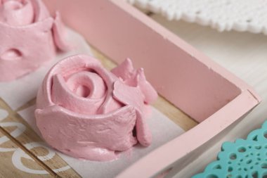 Çeşitli şekil ve renklerde ev yapımı marşmelovlar tepsilerin üzerine serilmiştir. Paketlemeden önce Zephyr 'in stabilize edilmesi.