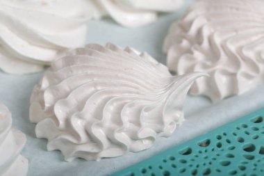 Çeşitli şekil ve renklerde ev yapımı marşmelovlar tepsilerin üzerine serilmiştir. Paketlemeden önce Zephyr 'in stabilize edilmesi.