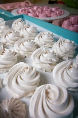 Çeşitli şekil ve renklerde ev yapımı marşmelovlar tepsilerin üzerine serilmiştir. Paketlemeden önce Zephyr 'in stabilize edilmesi.