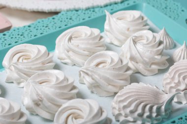 Çeşitli şekil ve renklerde ev yapımı marşmelovlar tepsilerin üzerine serilmiştir. Paketlemeden önce Zephyr 'in stabilize edilmesi.