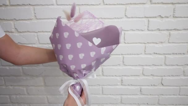 Una Donna Dimostra Mazzo Marshmallow Confezionato Carta Artigianale Marshmallow Fiori — Video Stock