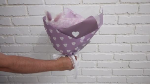 Homem Demonstra Buquê Marshmallow Embalado Papel Artesanal Marshmallow Rosa Flores — Vídeo de Stock