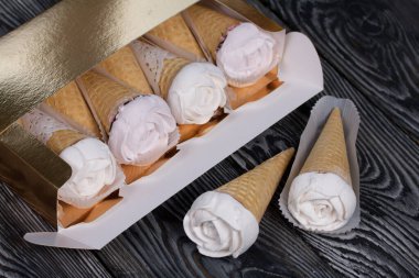 El yapımı bir kutuda ev yapımı şekerlemeler. Waffle külahında marşmelov. Bir gül şeklinde yapılmıştır. Yakın çekim..