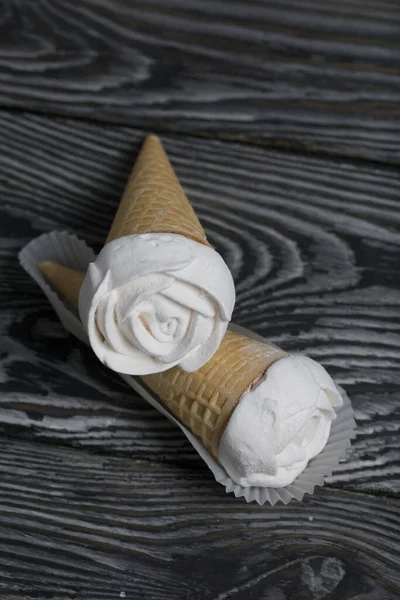 Domácí Marshmallows Jsou Rozloženy Povrchu Stolu Zephyr Vaflovacím Kuželu Vyrobeno — Stock fotografie