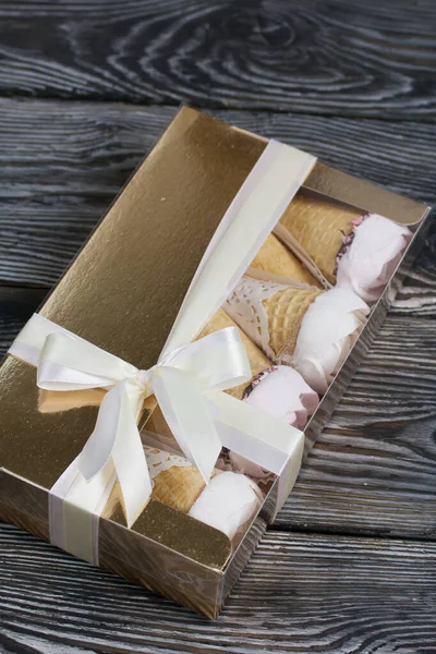 Σπιτικά Ζαχαρωτά Ένα Κουτί Δεμένη Κορδέλα Δεμένη Φιόγκο Μαρσμέλοου Χωνάκι — Φωτογραφία Αρχείου