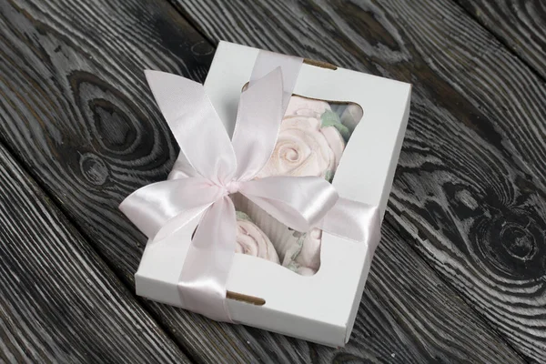 Marshmallows Caseiros Embalagens Artesanais Zephyr Forma Uma Rosa Contra Pano — Fotografia de Stock