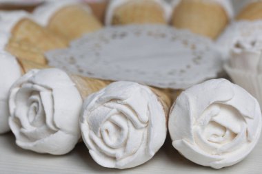 Ev yapımı marşmelovlar masa yüzeyine yayılır. Waffle külahında Zephyr. Bir gül şeklinde yapılmıştır. Yakın çekim..