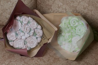 Marshmallow buketi el işi kağıdının içinde. Zephyr gül çiçekleri.