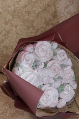 Marshmallow buketi el işi kağıdının içinde. Zephyr gül çiçekleri.