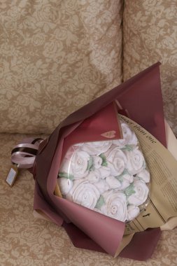 Marshmallow buketi el işi kağıdının içinde. Zephyr gül çiçekleri.