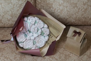 Marshmallow buketi el işi kağıdının içinde. Zephyr gül çiçekleri.