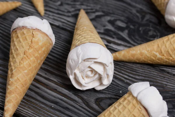 Marshmallow Buatan Sendiri Tersebar Permukaan Meja Zephyr Dalam Wafel Cone — Stok Foto