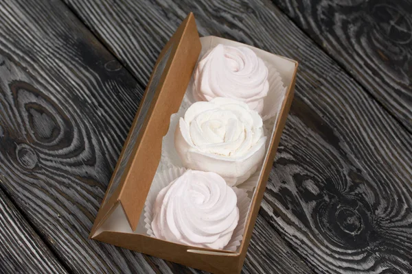 Homemade Marshmallows Упаковці Ремесел Зефір Вигляді Троянди Тлі Соснових Дощок — стокове фото