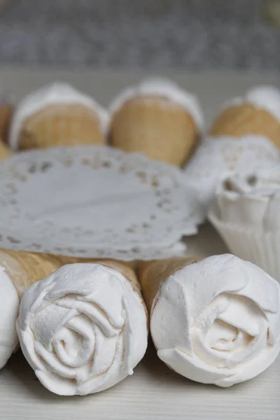 Marshmallow Fatti Casa Sono Sparsi Sulla Superficie Del Tavolo Zephyr — Foto Stock