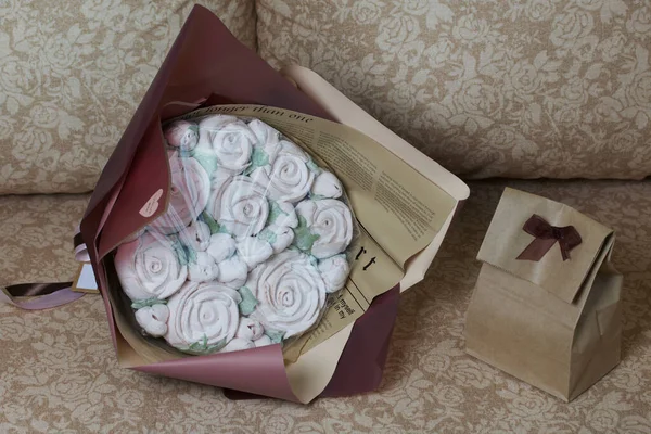 Marshmallow buketi el işi kağıdının içinde. Zephyr gül çiçekleri.