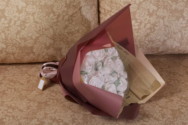 棉花糖花束包装在工艺用纸上 Zephyr玫瑰花 — 图库照片