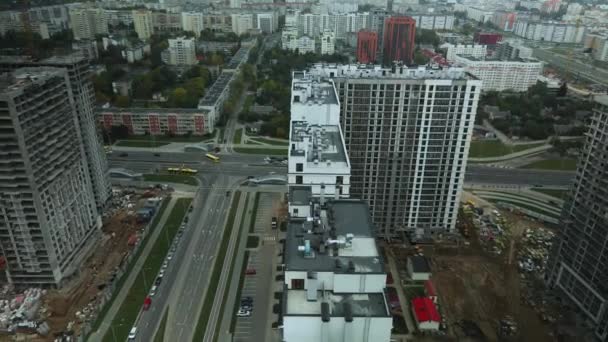 建造现代化的多层楼房 建造一个新的城市街区 建造中的建筑物和塔式起重机 多云天气下的航空摄影 — 图库视频影像