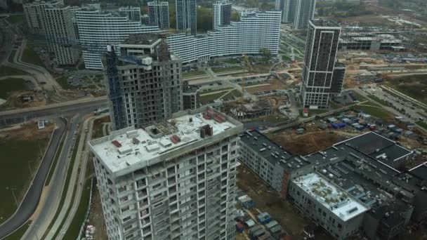 Byggande Moderna Flervåningshus Byggande Ett Nytt Kvarter Byggnader Uppförande Och — Stockvideo