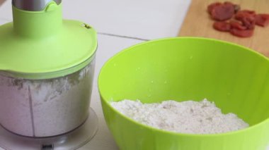 Yeşil karabuğdaydan ekmek yapmak. Konteynırlar keten, balkabağı ve ayçekirdeği içerir. Yakınlarda, yeşil karabuğday hamura dönüşüyor. Yakın çekim.