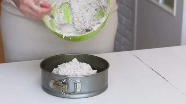 Piekę Chleb Zielonej Gryki Kobieta Wkłada Zielone Ciasto Gryczane Patelni — Wideo stockowe