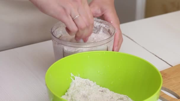 Brot Aus Grünem Buchweizen Machen Die Frau Mahlt Grünen Buchweizen — Stockvideo