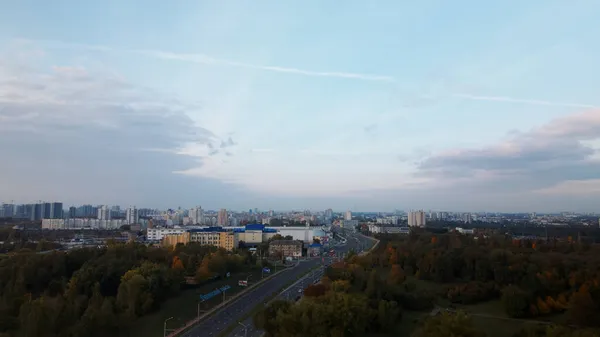 Полет Над Осенним Парком Горизонте Голубое Небо Облаками Городскими Домами — стоковое фото
