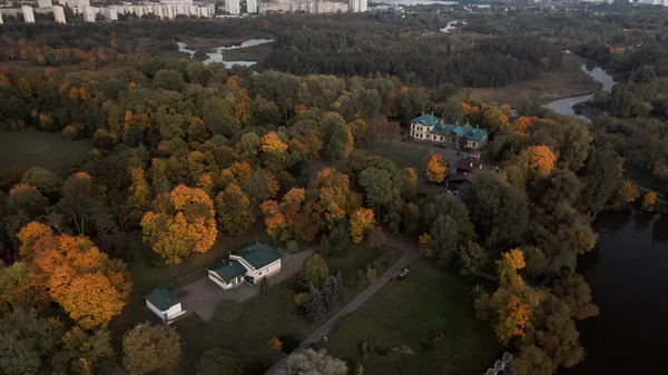 Vlucht Het Herfstpark Bomen Met Gele Herfstbladeren Zijn Zichtbaar Parkgebouwen — Stockfoto