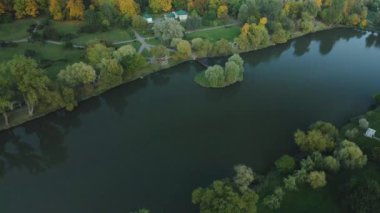 Sonbahar parkında uçuş. Sarı sonbahar yapraklı ağaçlar görülebilir. Hava fotoğrafçılığı.