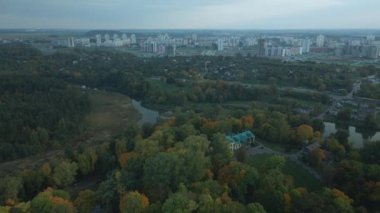 Sonbahar parkında uçuş. Sarı sonbahar yapraklı ağaçlar görülebilir. Hava fotoğrafçılığı.