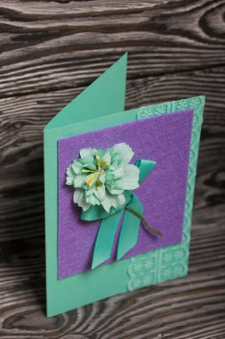 El yapımı kartpostallar. Çiçek ve kurdele şeklinde dekoratif elementlerle. Çam ağacının arka planında.