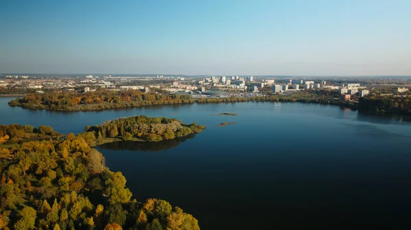 Voo Sobre Parque Outono Estacione Margem Grande Lago Árvores Com — Fotografia de Stock