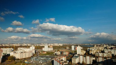 Şehir bloğu. Modern çok katlı binalar. Gün batımında uçmak. Hava fotoğrafçılığı.