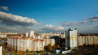 Şehir bloğu. Modern çok katlı binalar. Gün batımında uçmak. Hava fotoğrafçılığı.
