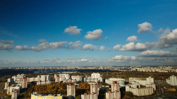 City Block Moderne Mehrstöckige Gebäude Fliegen Der Dämmerung Bei Sonnenuntergang — Stockfoto