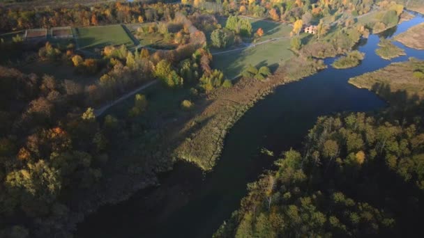 停车区一条蜿蜒的河秋天黄叶的树是可见的 空中摄影 — 图库视频影像