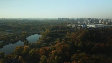 Sonbahar parkında uçuş. Sarı sonbahar yapraklı ağaçlar görülebilir. Hava fotoğrafçılığı.