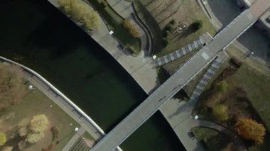 Park alanındaki yürüyüş yolları. Sarı sonbahar yapraklı ağaçlar görülebilir. Park rezervleri görülebilir durumda. Hava fotoğrafçılığı.