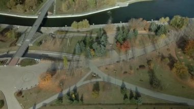 Park alanındaki yürüyüş yolları. Sarı sonbahar yapraklı ağaçlar görülebilir. Park rezervleri görülebilir durumda. Hava fotoğrafçılığı.