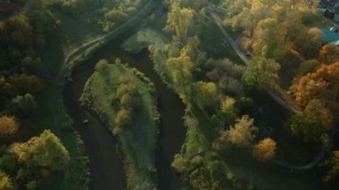 Park alanı. Dolambaçlı bir nehir. Sarı sonbahar yapraklı ağaçlar görülebilir. Hava fotoğrafçılığı.