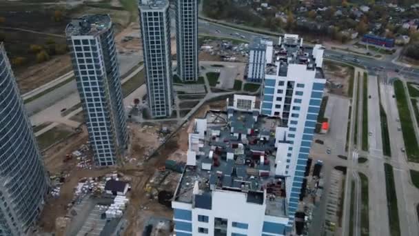 建造现代化的多层楼房 建造一个新的城市街区 建造中的建筑物和塔式起重机 多云天气下的航空摄影 — 图库视频影像
