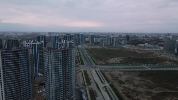 近代的な複数階建ての建物の建設 新しい都市ブロックの建設 建設中の建物やタワークレーン 曇りの日の空中写真 — ストック動画
