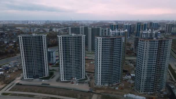 Budowa Nowoczesnych Budynków Wielokondygnacyjnych Budowa Nowego Bloku Budynki Budowie Suwnice — Wideo stockowe
