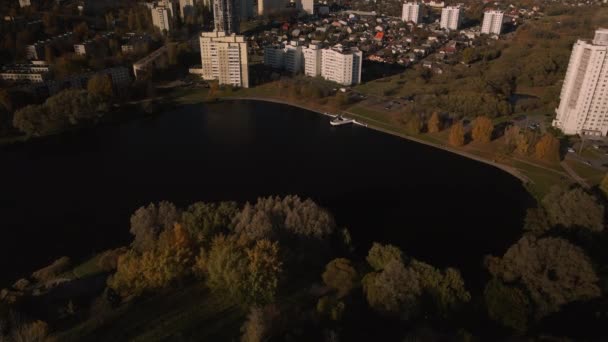 Volo Sopra Parco Autunnale Parcheggiare Sulla Riva Grande Lago All — Video Stock